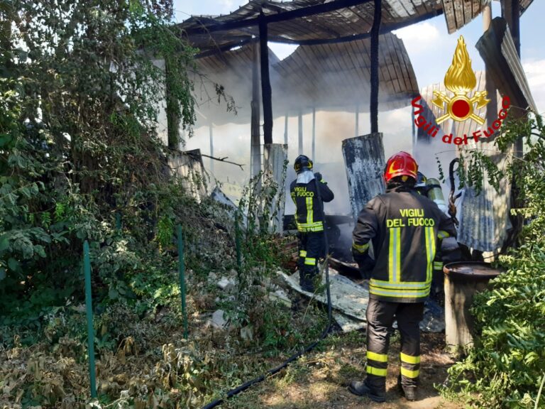 Venticano, deposito agricolo in fiamme