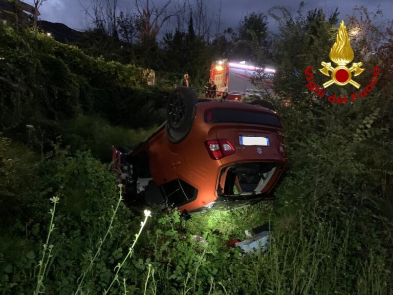Pietrastornina, sbandano con l’auto e finiscono in una scarpata: feriti 4 ventenni