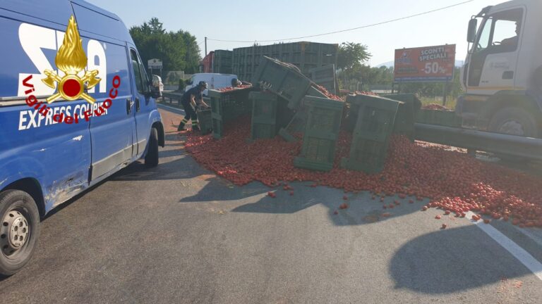 Camion perde pomodori in corsa: variante in tilt ad Atripalda