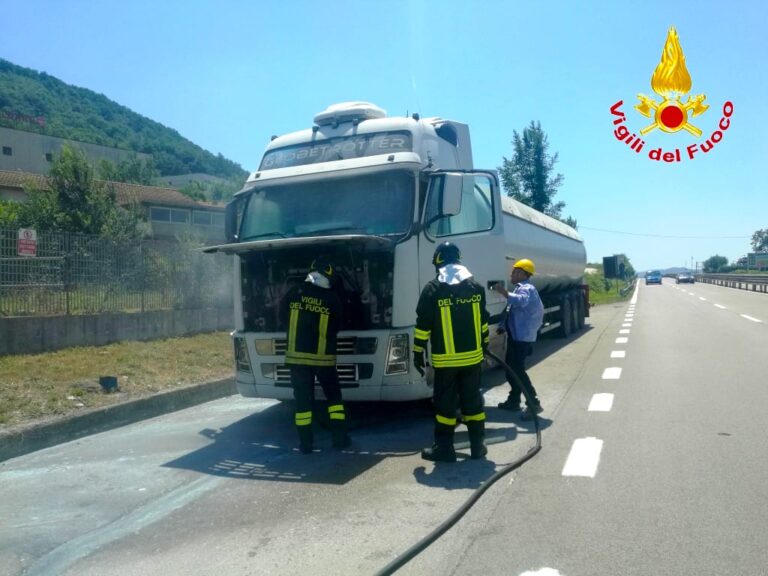 VIDEO / Paura al casello di Avellino est. Motrice in fiamme