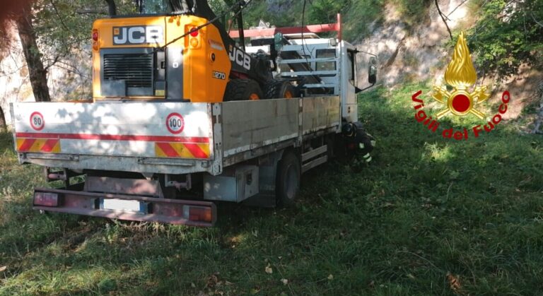 Bagnoli Irpino: automezzo finisce fuori strada