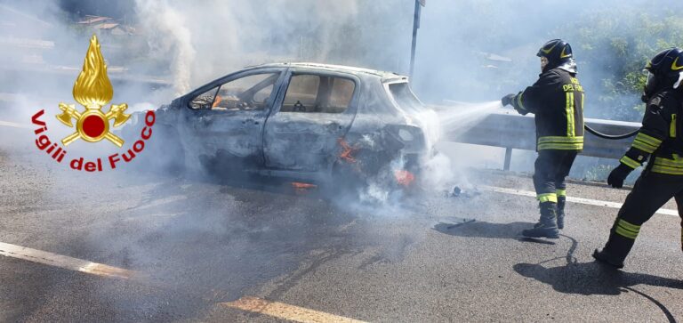 Da Verona in Alta Irpinia per le ferie: auto s’incendia sulla statale a Volturara, tanto spavento