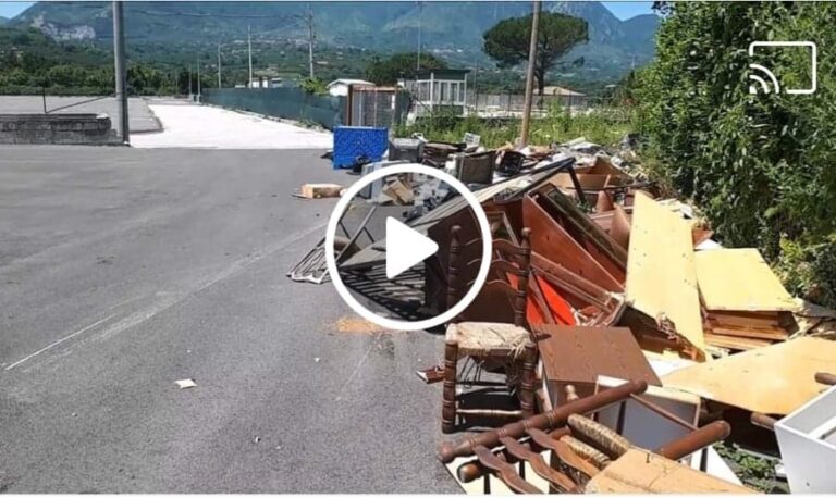 Video/A campo Genova una discarica a cielo aperto, rifiuti abbandonati nel piazzale