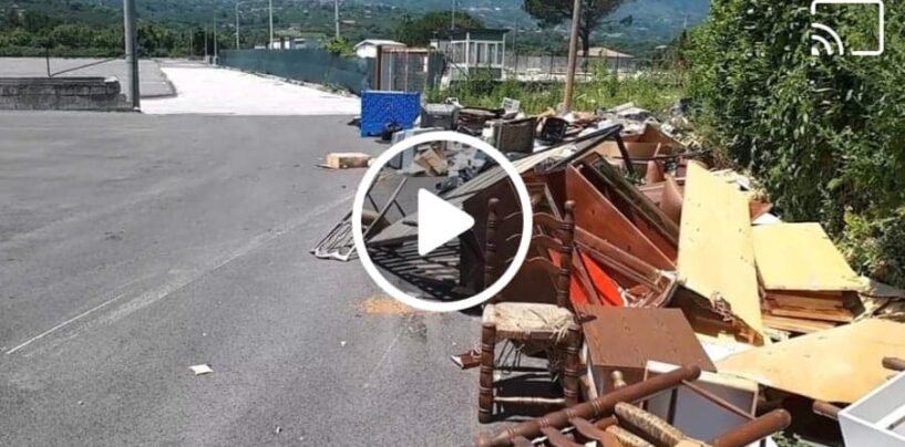 Video/A campo Genova una discarica a cielo aperto, rifiuti abbandonati nel piazzale