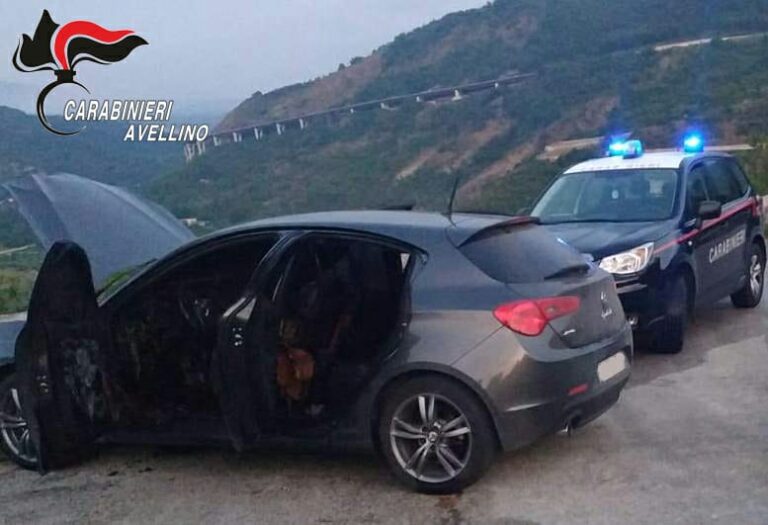 Fanno saltare il bancomat, ma il colpo va in fumo grazie all’arrivo dei Carabinieri