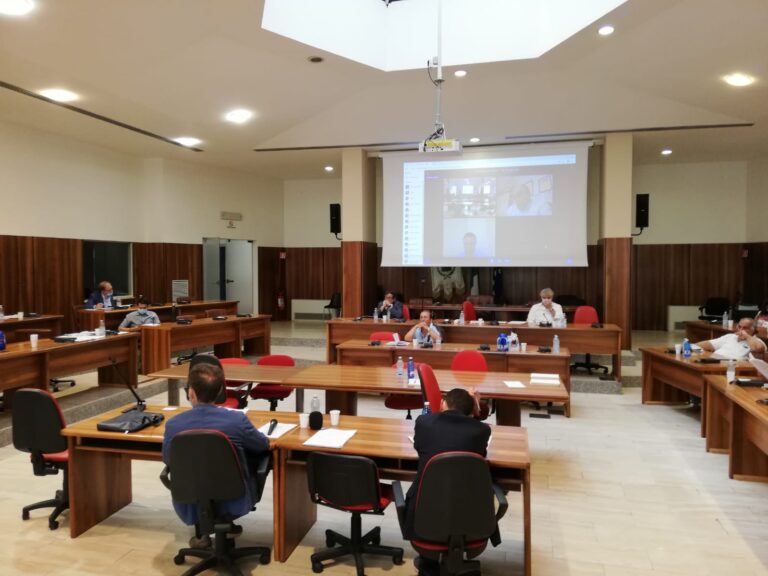Avellino: il consiglio comunale dà il via libera alla vendita del Municipio e dell’asilo Patria e Lavoro