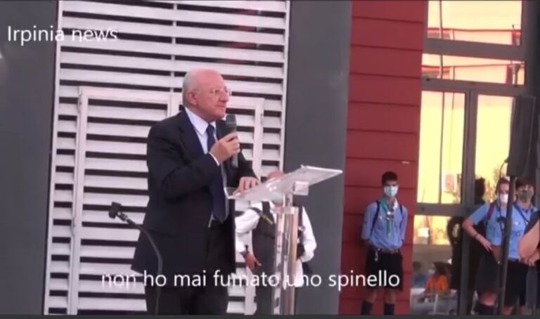 VIDEO/De Luca ai giovani avellinesi: “Mai fumato uno spinello, siate liberi come me”