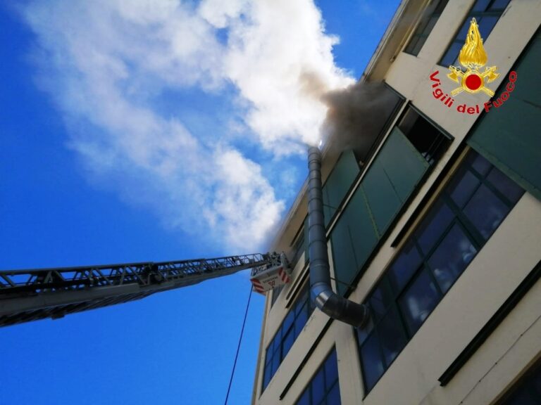 Solofra. Incendio in una conceria,intervento provvidenziale dei Caschi Rossi