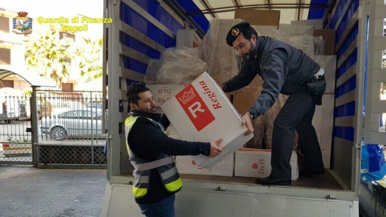 VIDEO/ Napoli, contrabbando di sigarette e tabacchi: 6 arresti