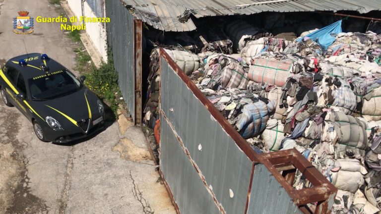 Rifiuti, 12mila tonnellate abbandonate in capannoni. Sgominata la banda
