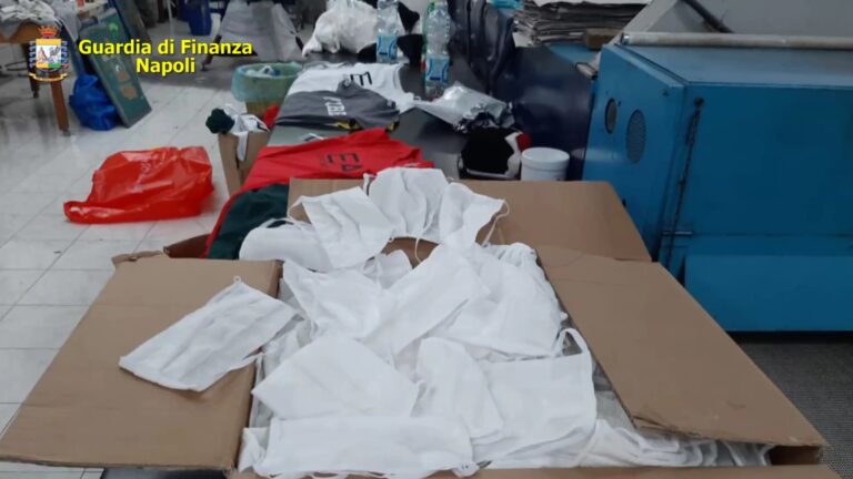 FOTO E VIDEO / Napoli, sequestrate 2 fabbriche del falso: anche mascherine non a norma