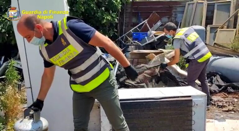 VIDEO/ Nola, scoperta una discarica a cielo aperto di rifiuti speciali