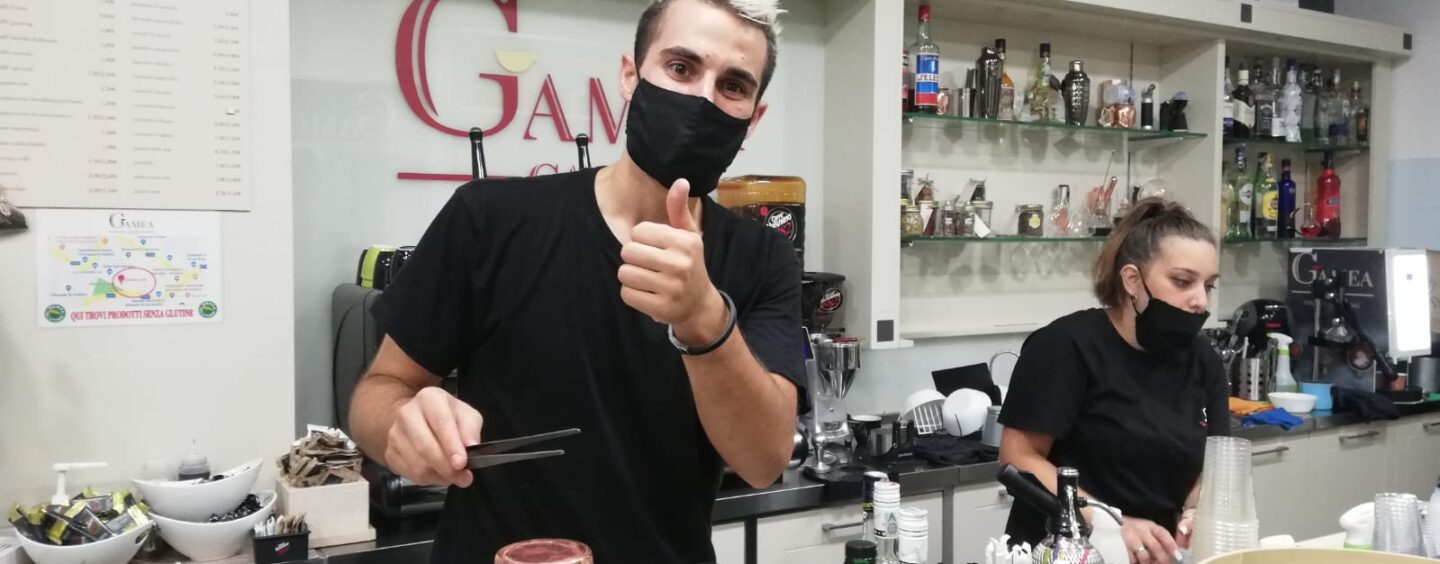 FOTO / I commercianti di piazza De Marsico “risanano” e rilanciano il verde pubblico del tribunale