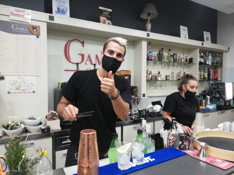 FOTO / I commercianti di piazza De Marsico “risanano” e rilanciano il verde pubblico del tribunale