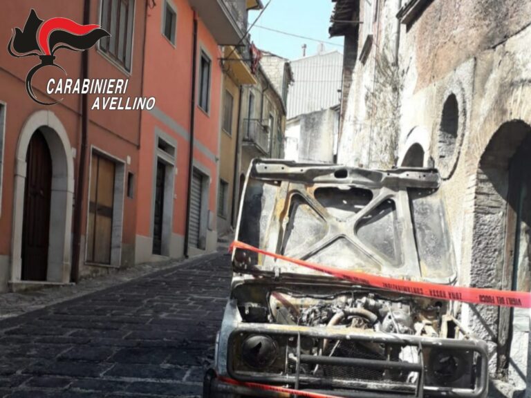 Fuoristrada in fiamme a Volturara Irpina: indagano i carabinieri