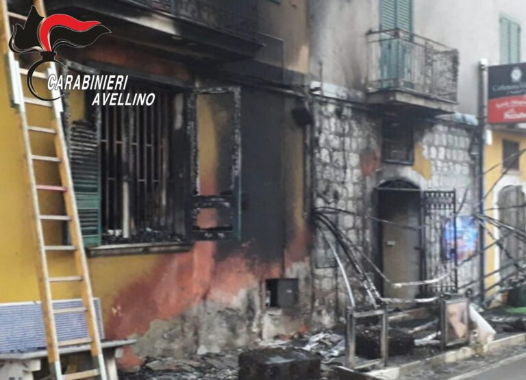 Incendio in un bar a San Martino Valle Caudina: indagano i carabinieri