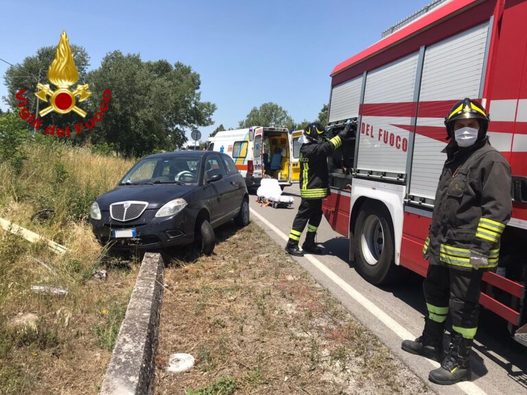 Sbanda e finisce fuori strada, 56enne trasportata al Moscati
