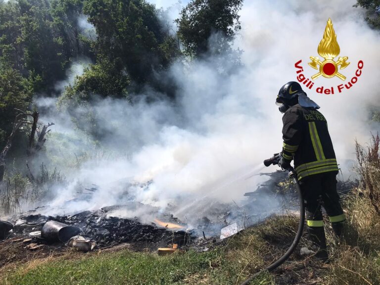 FOTO E VIDEO / Prata, discarica abusiva in fiamme: ore di lavoro per i vigili del fuoco