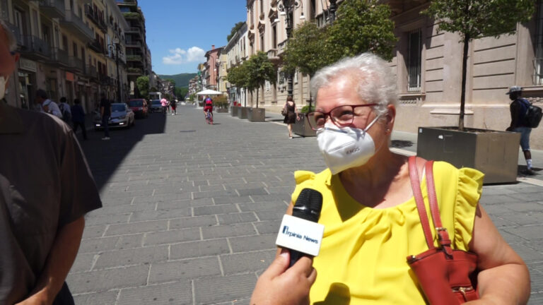 VIDEO/ Attenzione alta, rispettare le regole, ma senza fare allarmismi: il ritorno del virus visto dagli irpini
