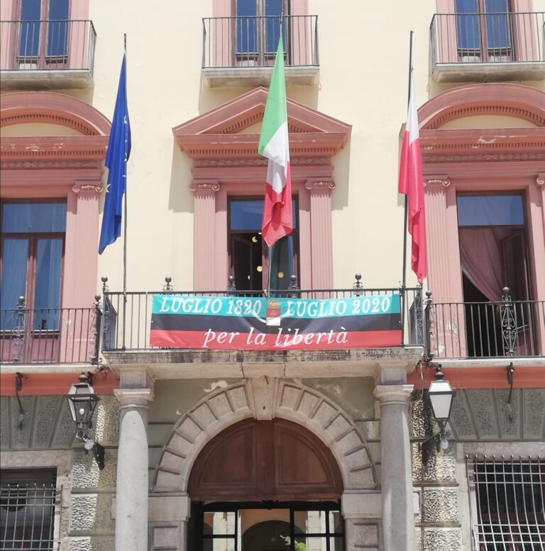 La Provincia celebra l’anniversario dei moti carbonari. Esposto uno striscione a palazzo Caracciolo
