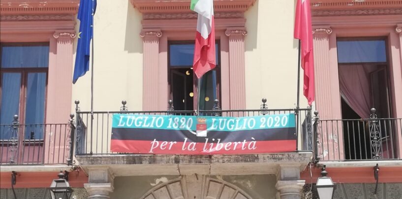 La Provincia celebra l’anniversario dei moti carbonari. Esposto uno striscione a palazzo Caracciolo