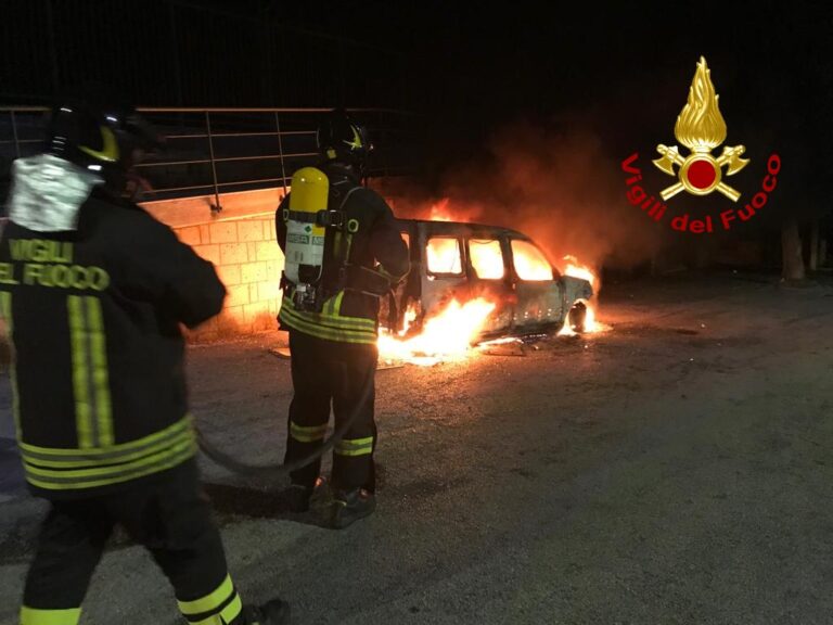 FOTO  E VIDEO / Taurano, auto in fiamme: sul posto i vigili del Fuoco