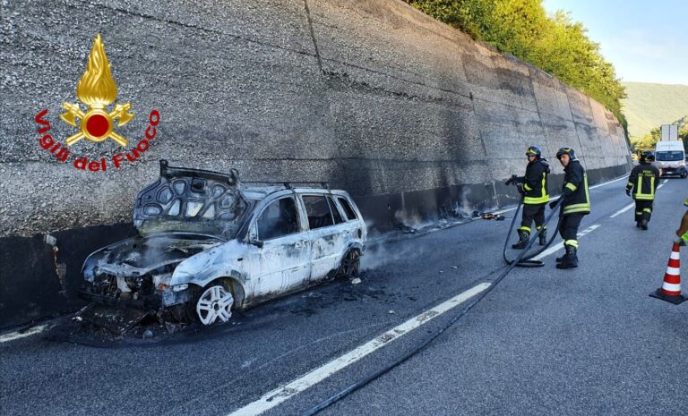 Auto in fiamme sulla Napoli-Bari: paura per un 48enne