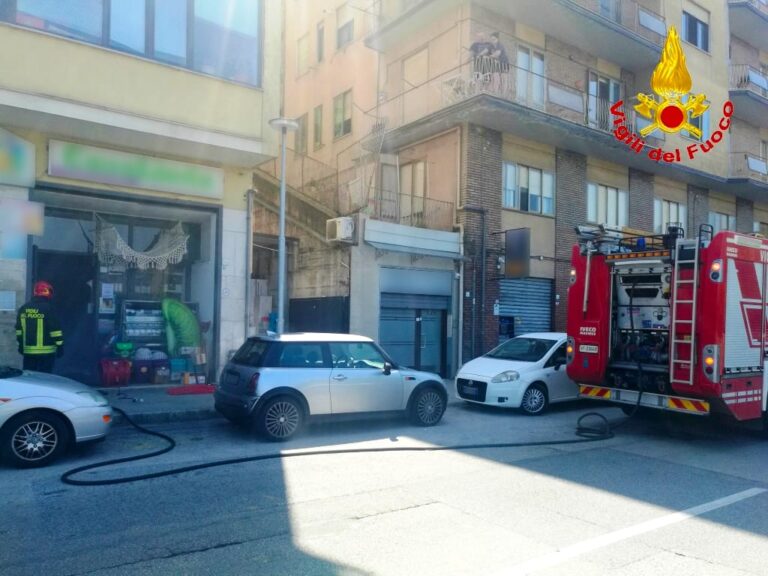 VIDEO / Avellino, ancora un incendio in un negozio