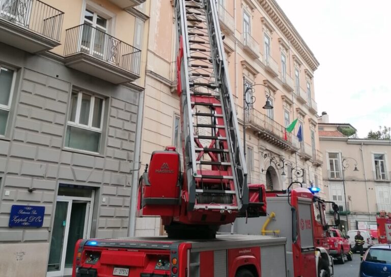 Avellino: frontalini in cemento pericolanti, intervengono i vigili del fuoco