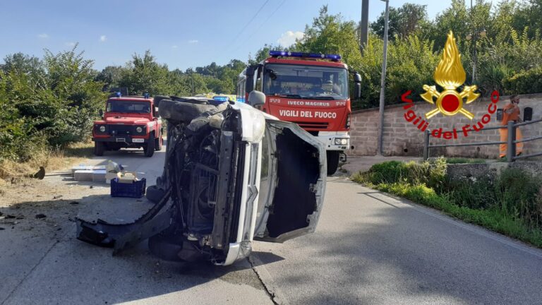 Montemarano: sbanda con l’auto e si ribalta
