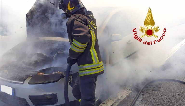 Auto in fiamme sull’A16: paura per un 40enne di Serino