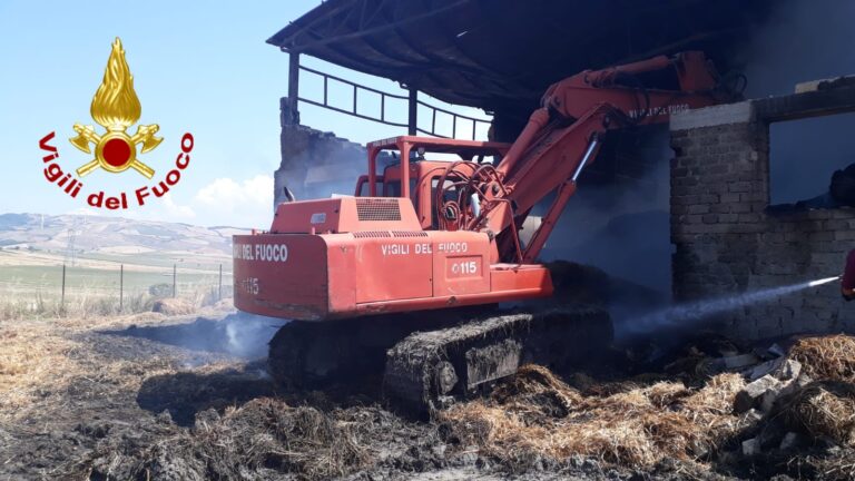 VIDEO / Incendio a Montecalvo Irpino. Vigili del Fuoco anche oggi al lavoro