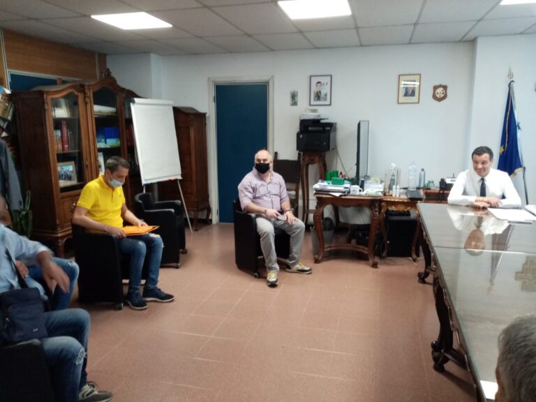 Video/Vicenda mercato. Festa spinge verso la Smile Arena, gli ambulanti attendono il TAR