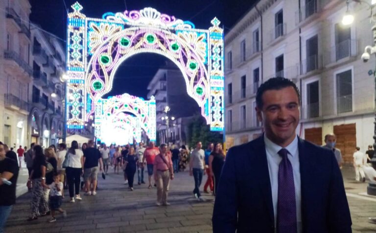 Video/Accensione luminarie, Festa:”Tradizione rispettata”