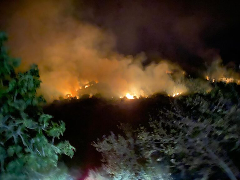 Brucia la collina di San Teodoro a Quindici: fiamme minacciano il Santuario