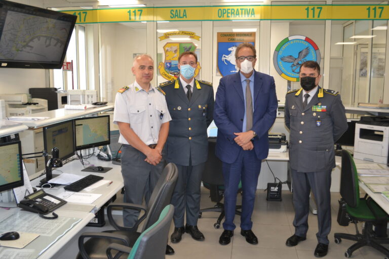 “Ferragosto sicuro”: il Prefetto Valentini in visita alla Finanza di Napoli