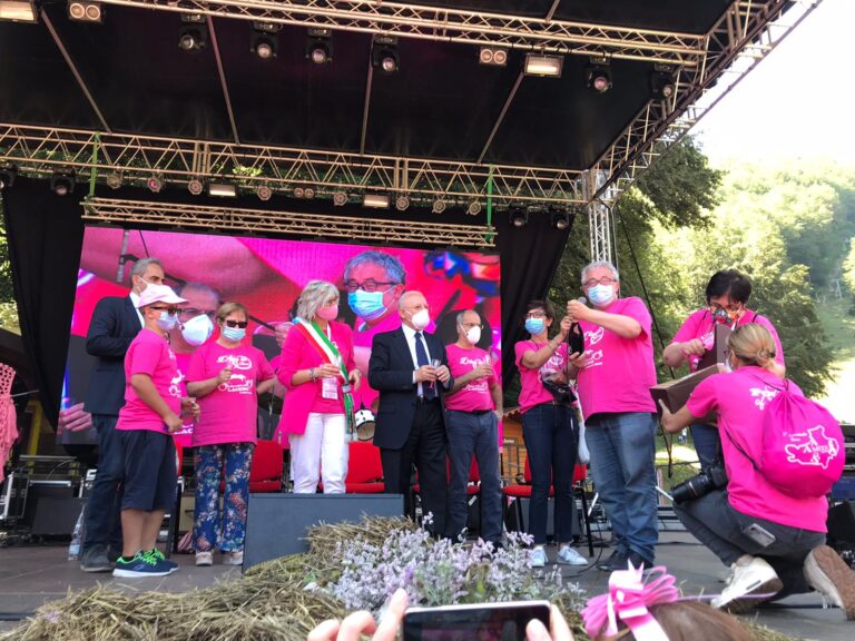 FOTO / Il rosa e la prevenzione “invadono” il Laceno