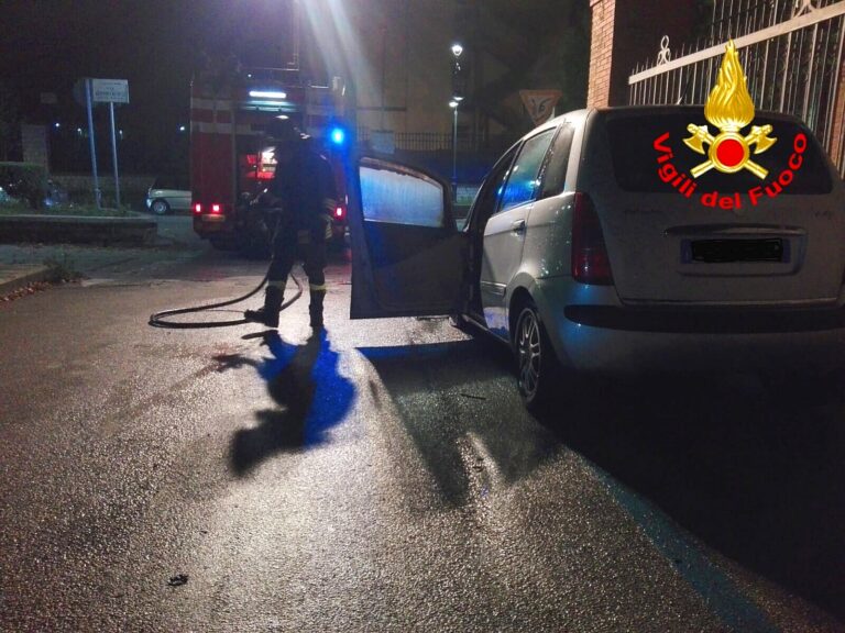 Avellino, auto in fiamme in via Rubilli