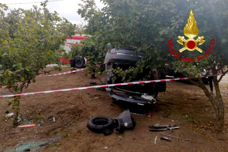 Forino: auto finisce in un fondo agricolo e si ribalta. Ferito il conducente