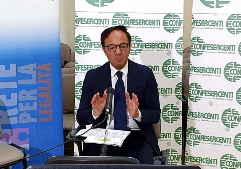 Confesercenti Campania:”Il 52% delle aziende resteranno aperte a Ferragosto”