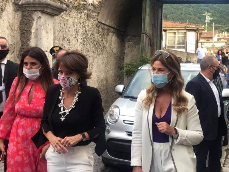 Il ministro Bonetti a Palazzo Macchiarelli: “Un progetto delle donne”