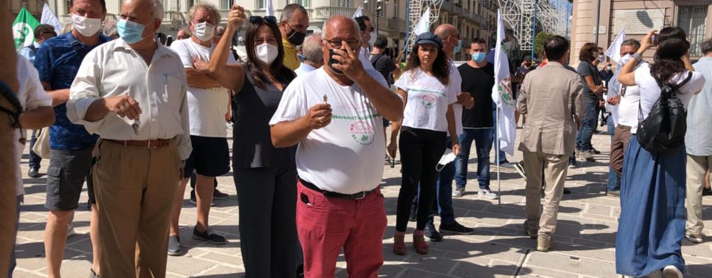 FOTO / Biodigestore, i viticoltori “chiudono” le aziende. “Dalle strade del vino a quelle della munnezza? No, grazie”
