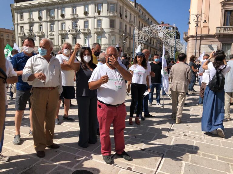 FOTO / Biodigestore, i viticoltori “chiudono” le aziende. “Dalle strade del vino a quelle della munnezza? No, grazie”