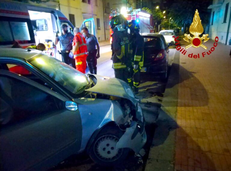 Avellino, auto sbanda ed urta macchina in sosta: 40enne in ospedale