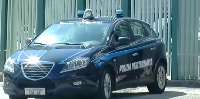 Dirette social dalla cella, minacciò agenti per evitare il sequestro del cellulare: condannato