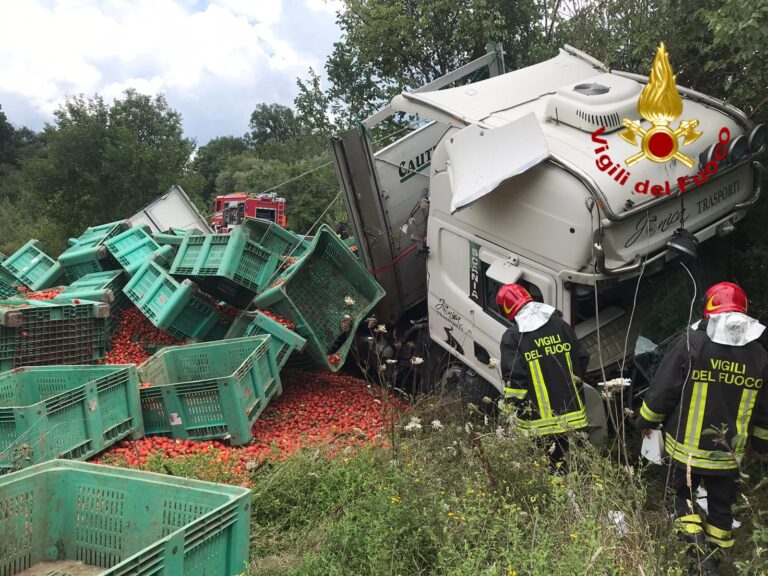 FOTO E VIDEO / Tir perde il controllo e finisce fuoristrada: paura sull’Ofantina