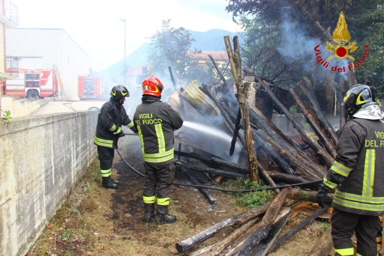 VIDEO E FOTO / Serino, deposito agricolo in fiamme: due squadre dei vigili del fuoco sul posto