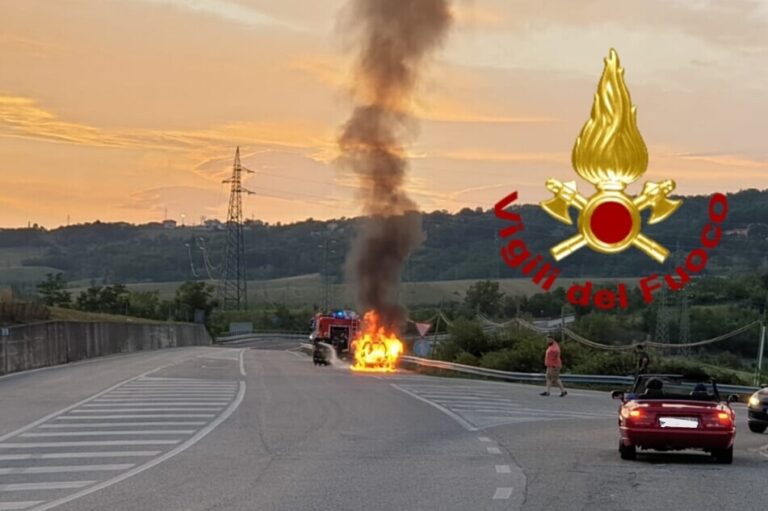 Sant’Angelo dei Lombardi, auto a fuoco sulla statale