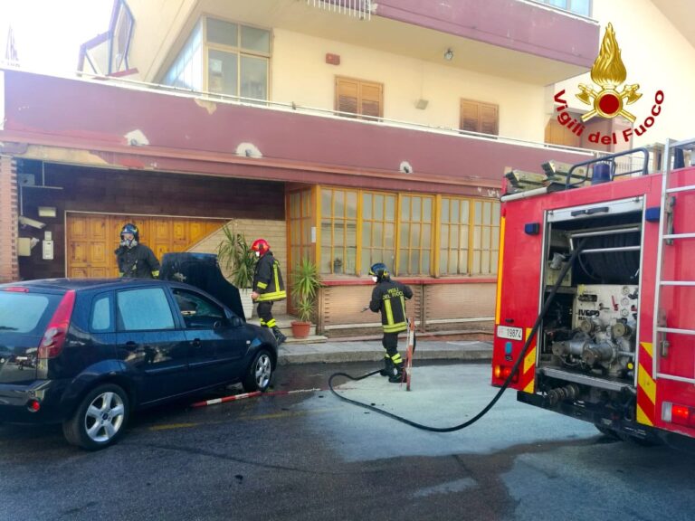FOTO E VIDEO / Auto in fiamme a Mercogliano, i vigili del fuoco evitano il peggio