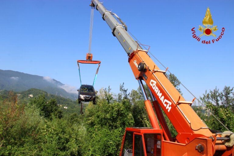 FOTO / Altavilla Irpina, sbanda con l’auto e finisce in un dirupo: 35enne in ospedale